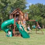 Complex Loc de Joaca SkyFort 3 din lemn de cedru - Centru de exterior multifunctional cu tobogan elicoidal si 3 nivele de joaca Sky Fort III Backyard Discovery  